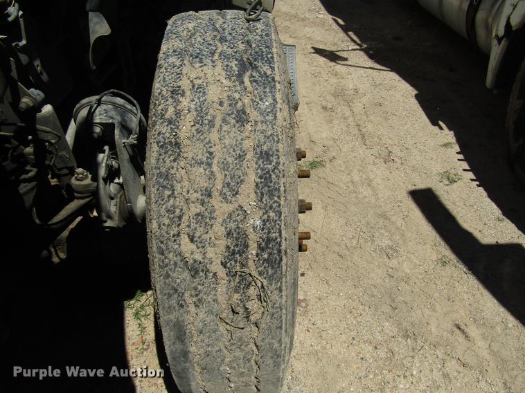 image for item DF8073 2011 Freightliner Cascadia semi truck