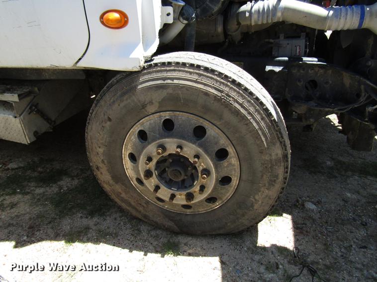 image for item DF8073 2011 Freightliner Cascadia semi truck