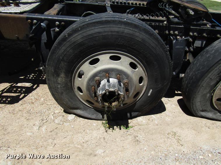 image for item DF8073 2011 Freightliner Cascadia semi truck