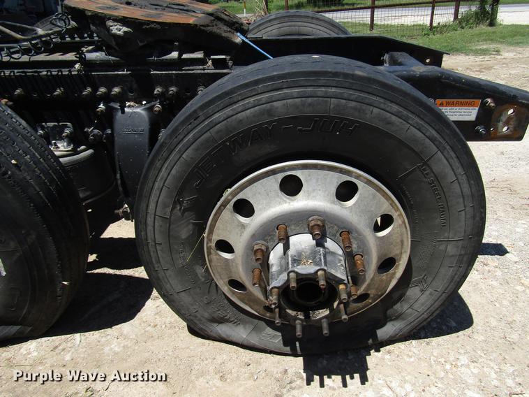 image for item DF8073 2011 Freightliner Cascadia semi truck