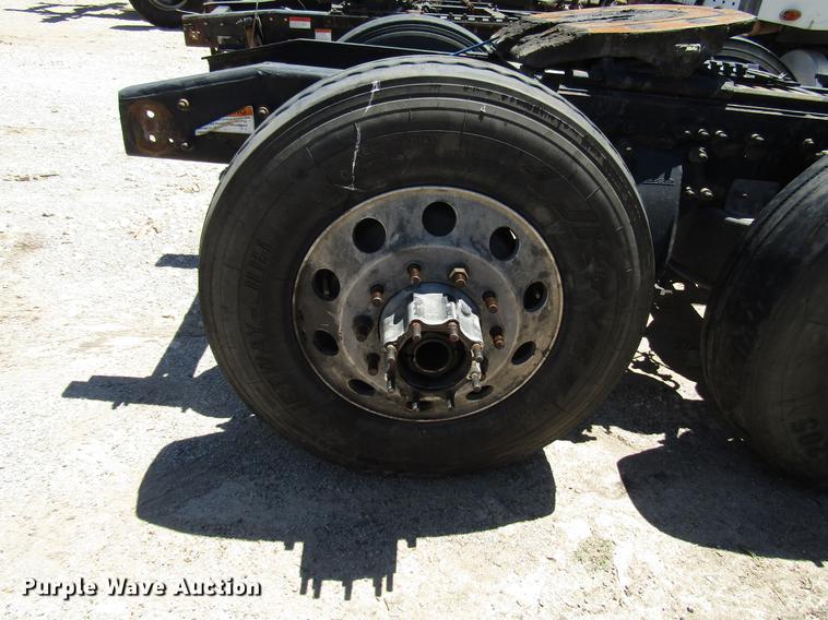 image for item DF8073 2011 Freightliner Cascadia semi truck