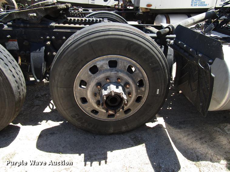 image for item DF8073 2011 Freightliner Cascadia semi truck