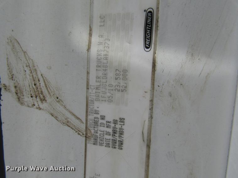 image for item DF8073 2011 Freightliner Cascadia semi truck