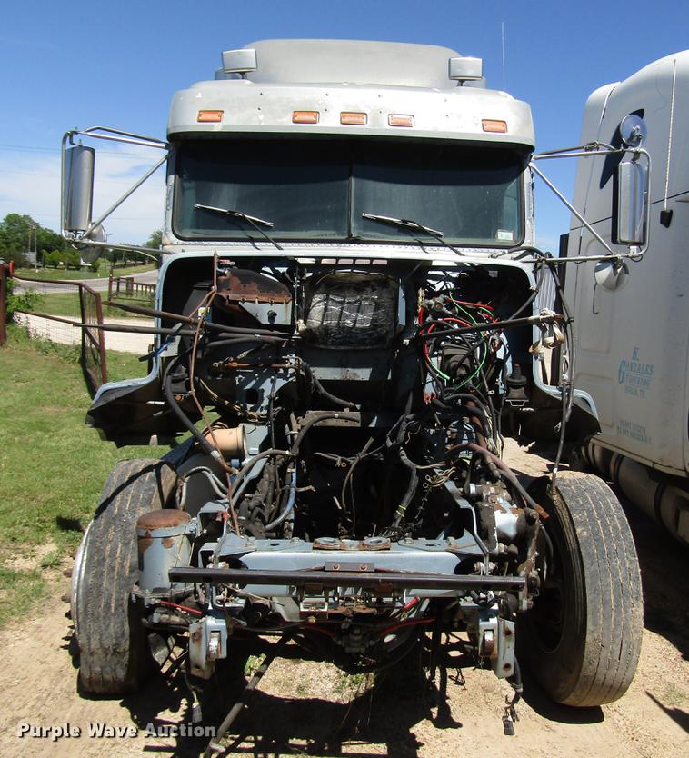 image for item DF8075 1997 Freightliner FLD semi truck