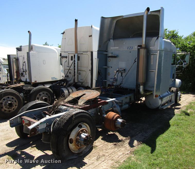 image for item DF8075 1997 Freightliner FLD semi truck