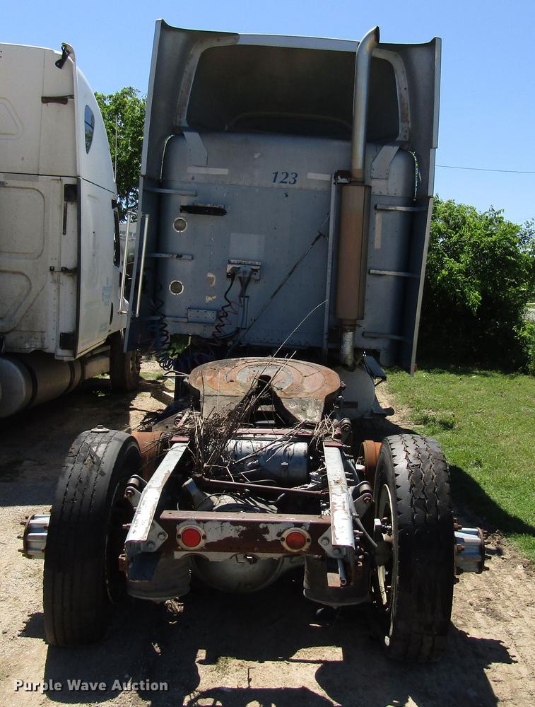 image for item DF8075 1997 Freightliner FLD semi truck