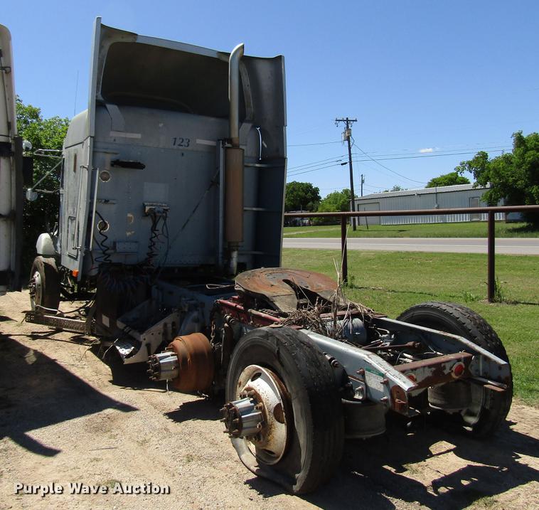 image for item DF8075 1997 Freightliner FLD semi truck