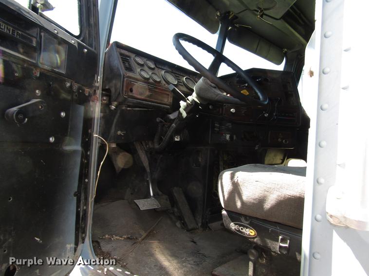 image for item DF8075 1997 Freightliner FLD semi truck