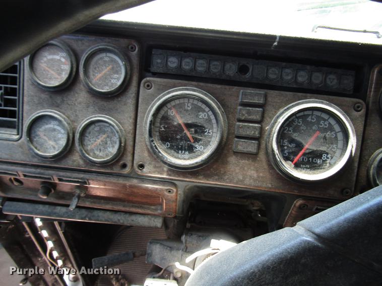 image for item DF8075 1997 Freightliner FLD semi truck