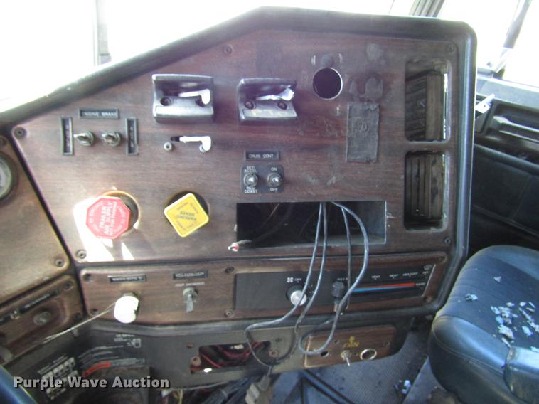 image for item DF8075 1997 Freightliner FLD semi truck