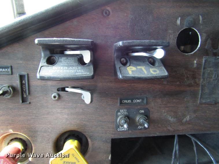 image for item DF8075 1997 Freightliner FLD semi truck