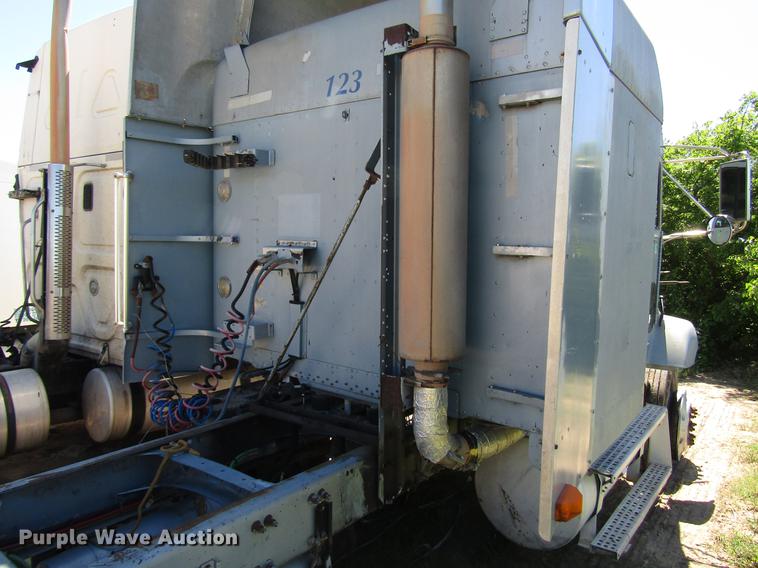 image for item DF8075 1997 Freightliner FLD semi truck