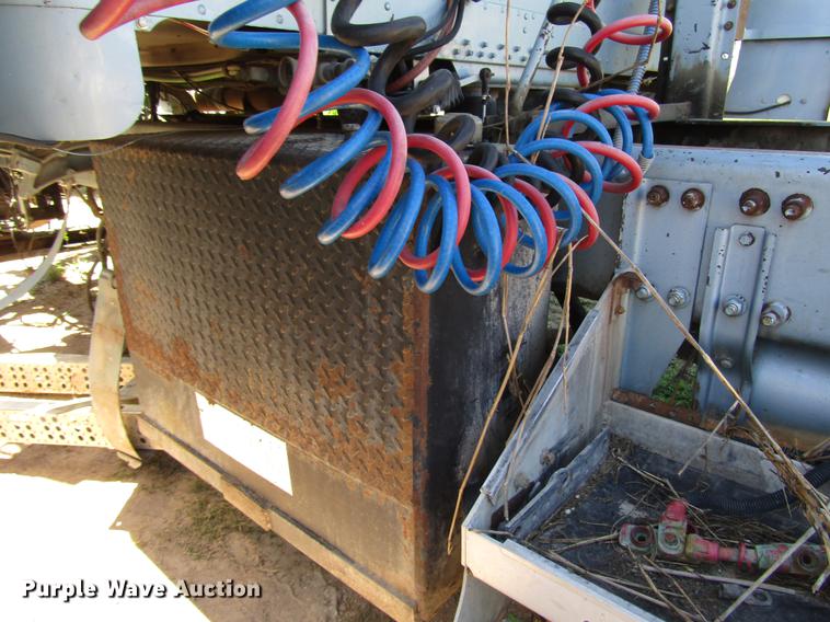 image for item DF8075 1997 Freightliner FLD semi truck