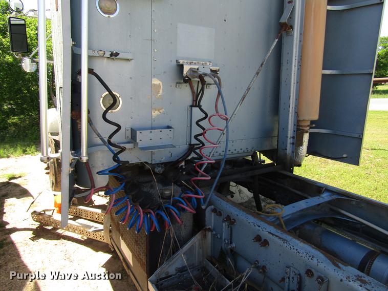 image for item DF8075 1997 Freightliner FLD semi truck