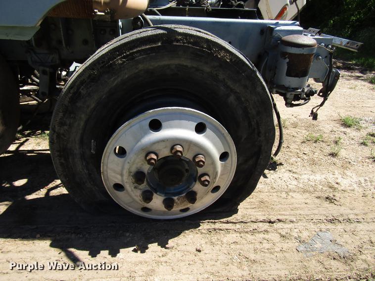 image for item DF8075 1997 Freightliner FLD semi truck