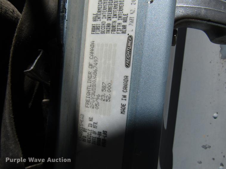 image for item DF8075 1997 Freightliner FLD semi truck