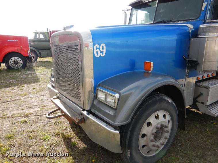 image for item DG5787 2007 Freightliner Classic XL semi truck