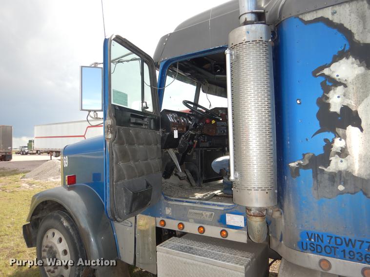 image for item DG5787 2007 Freightliner Classic XL semi truck