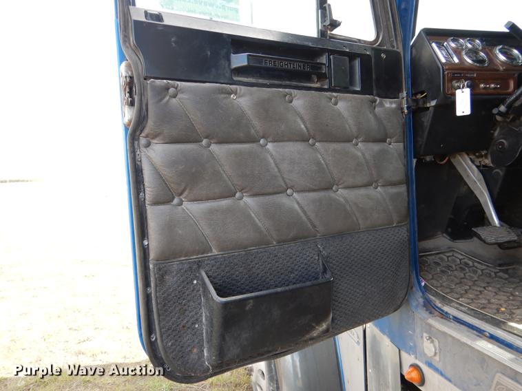 image for item DG5787 2007 Freightliner Classic XL semi truck