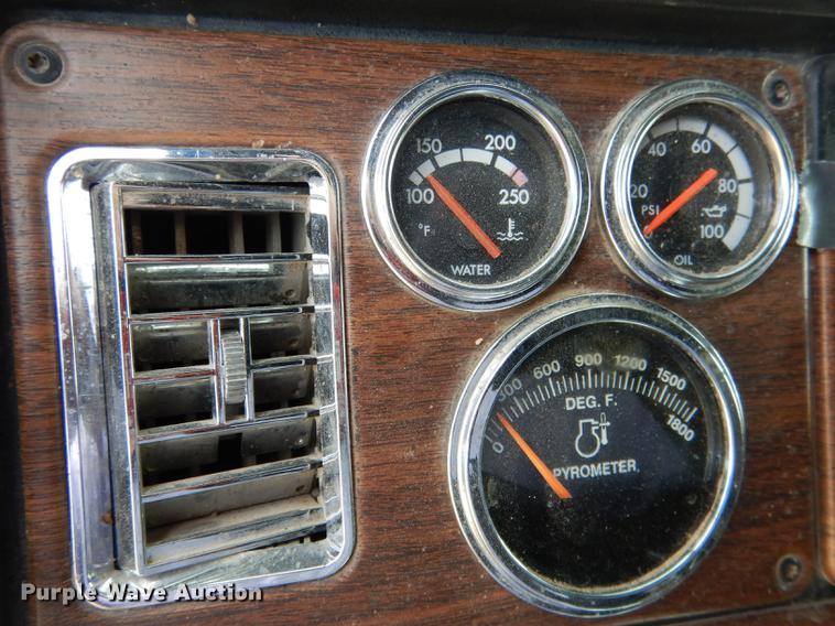 image for item DG5787 2007 Freightliner Classic XL semi truck