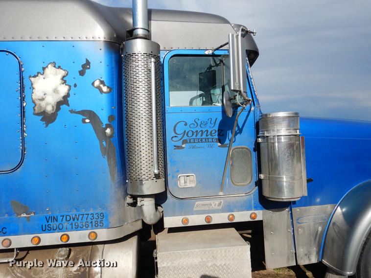 image for item DG5787 2007 Freightliner Classic XL semi truck