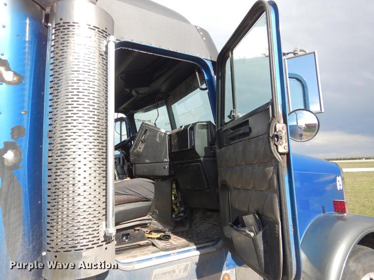 image for item DG5787 2007 Freightliner Classic XL semi truck