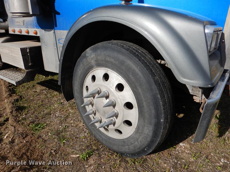 image for item DG5787 2007 Freightliner Classic XL semi truck