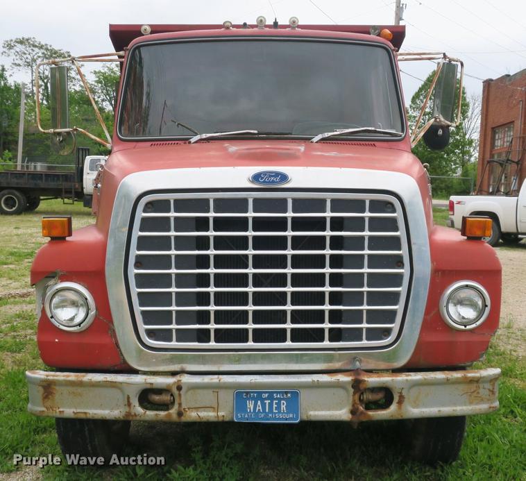image for item DB8769 1982 Ford 700 dump truck