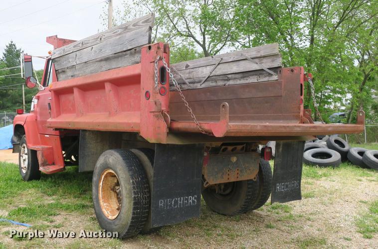 image for item DB8769 1982 Ford 700 dump truck