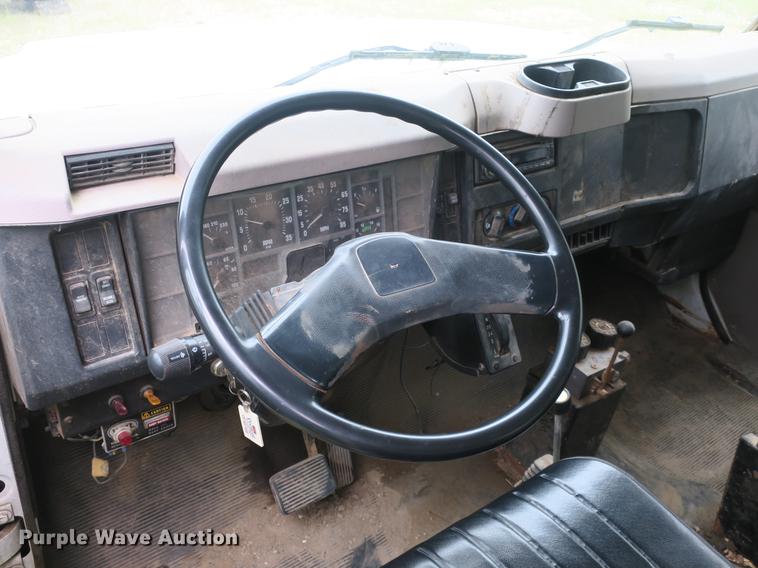 image for item DB8771 1998 International 4700 dump truck