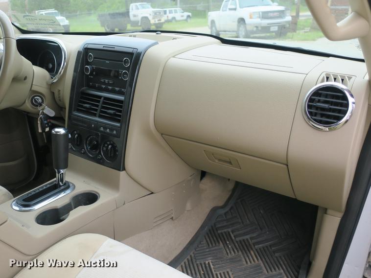 image for item DB8945 2008 Ford Explorer SUV