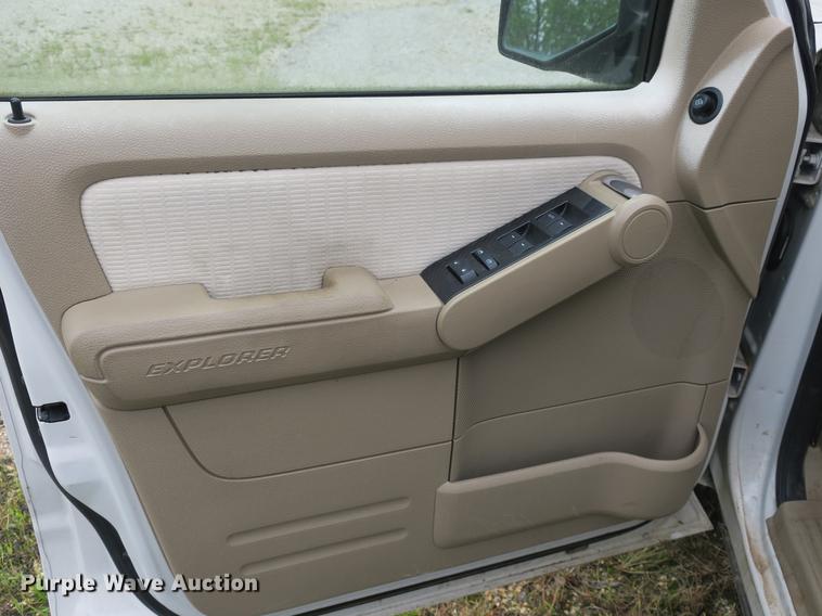 image for item DB8945 2008 Ford Explorer SUV