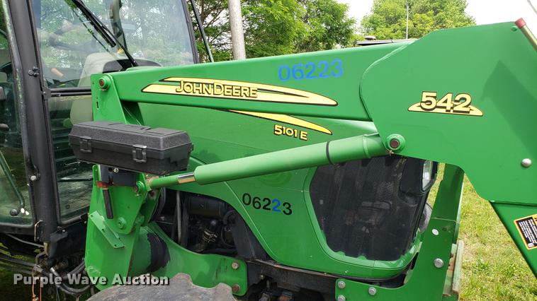 image for item DD4704 2009 John Deere 5101E MFWD tractor