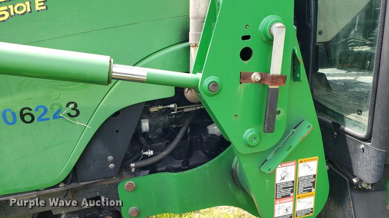 image for item DD4704 2009 John Deere 5101E MFWD tractor