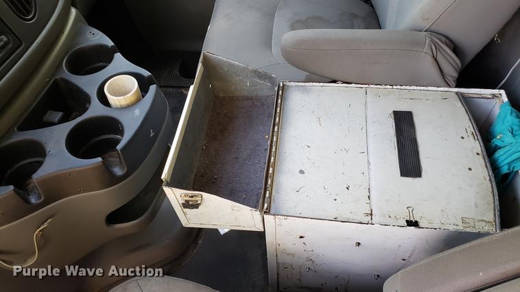image for item DD4708 2006 Ford E350 van