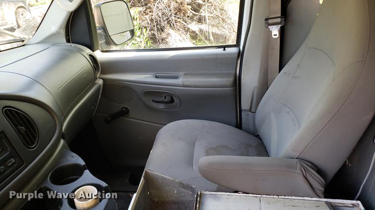 image for item DD4708 2006 Ford E350 van