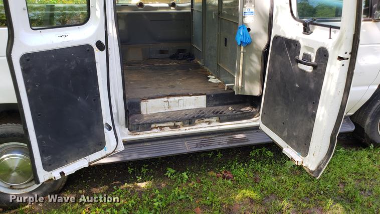image for item DD4708 2006 Ford E350 van
