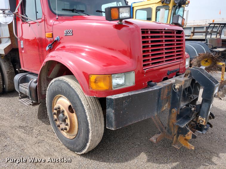 image for item DD6976 1999 International 4700 dump truck