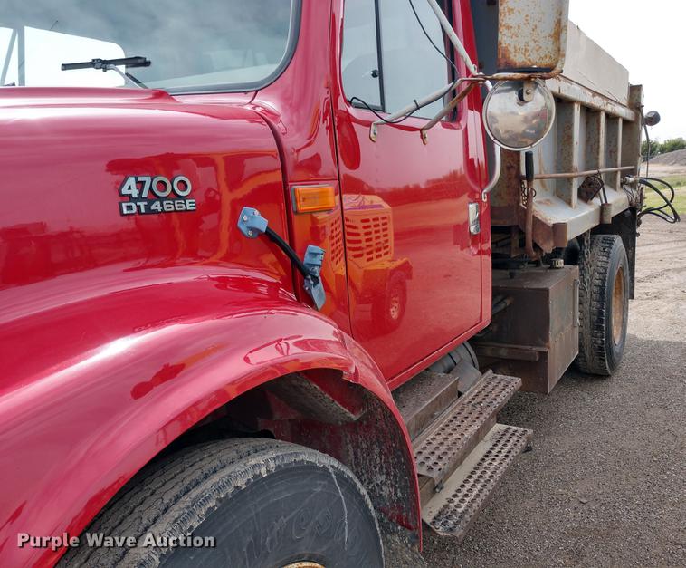 image for item DD6976 1999 International 4700 dump truck
