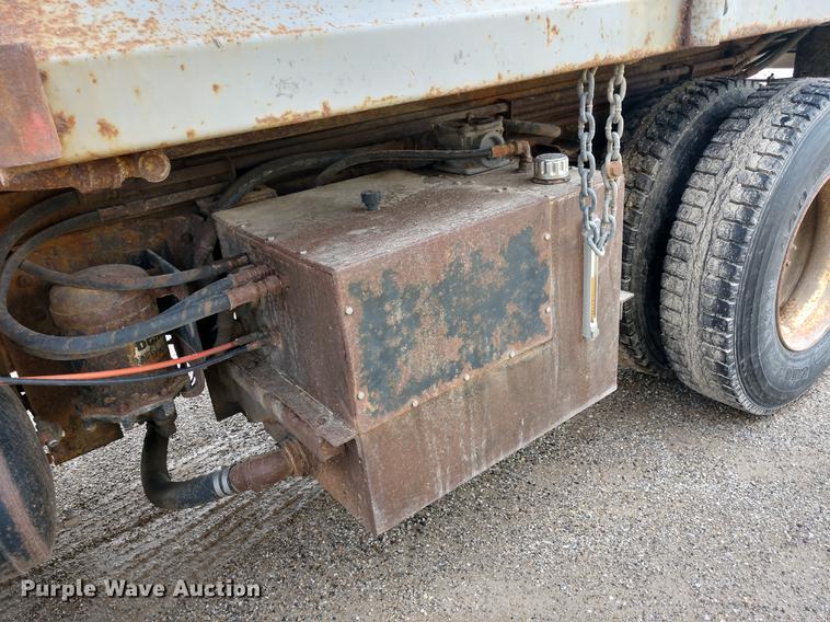 image for item DD6976 1999 International 4700 dump truck