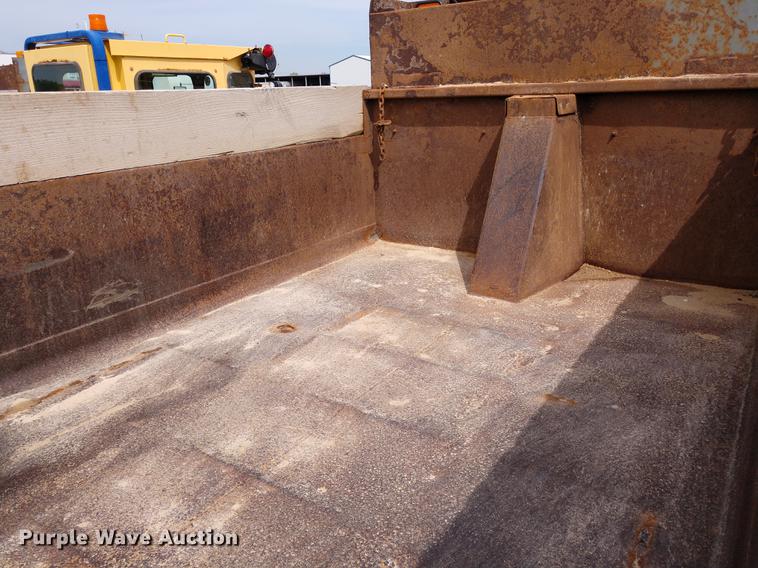 image for item DD6976 1999 International 4700 dump truck