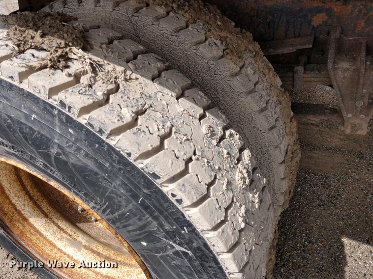 image for item DD6976 1999 International 4700 dump truck