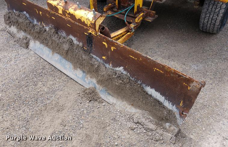 image for item DD6977 Superior DT80CT broom