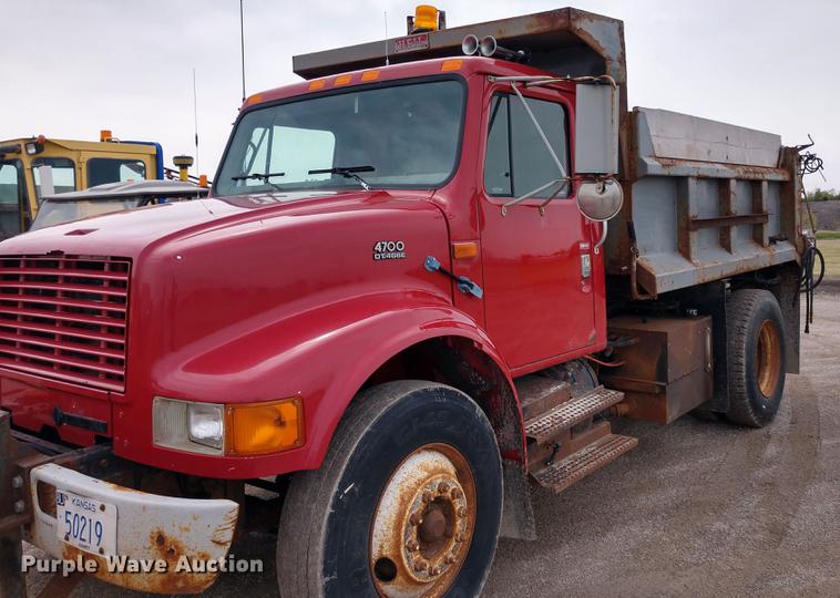 image for item DD6978 1999 International 4700 dump truck