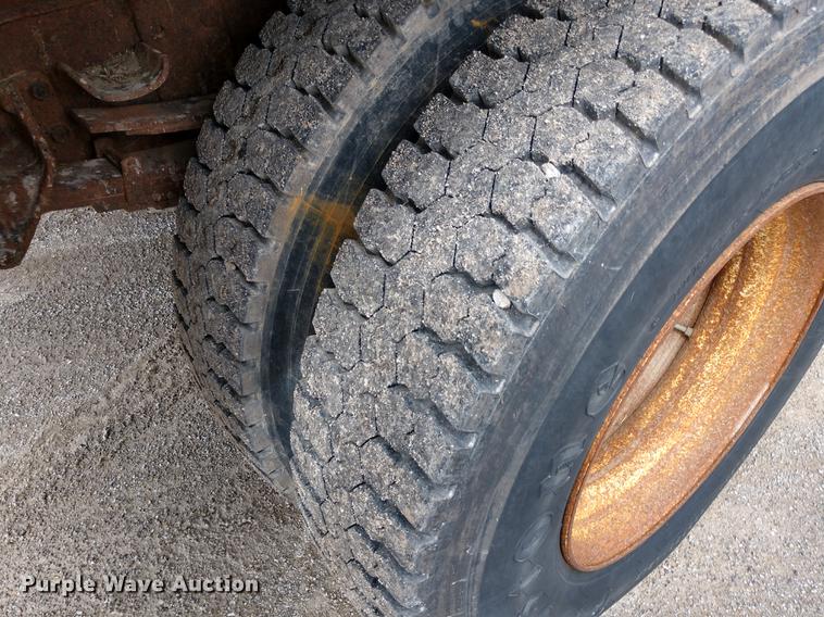 image for item DD6978 1999 International 4700 dump truck