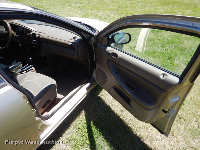 image for item DE1264 2004 Dodge Stratus SE
