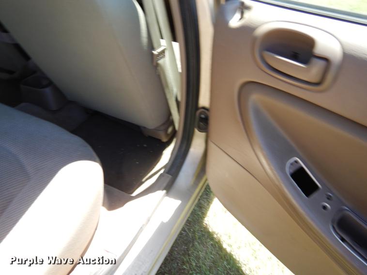 image for item DE1264 2004 Dodge Stratus SE