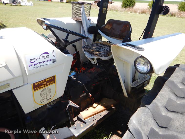 image for item DE1266 1982 John Deere 2640 tractor