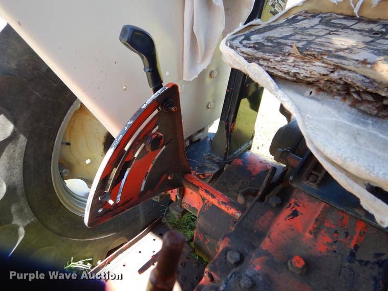 image for item DE1266 1982 John Deere 2640 tractor