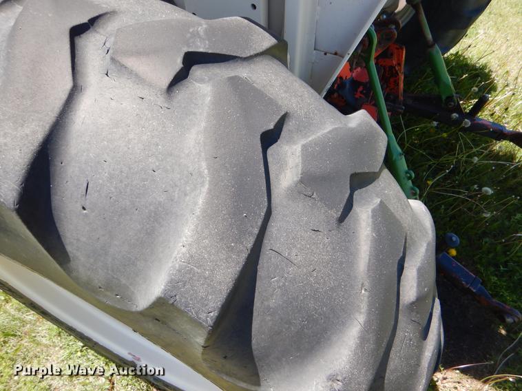 image for item DE1266 1982 John Deere 2640 tractor